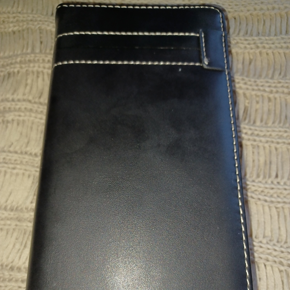 Womens or Men's zipperd⁹Wallet. Lots of credit card slots. Pocket for change.
